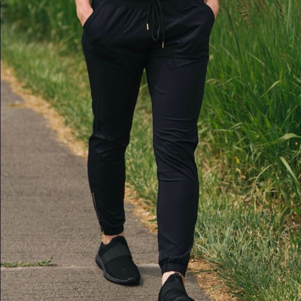 Zyia black peak zipper jogger